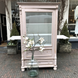 Oud roze kast met glas