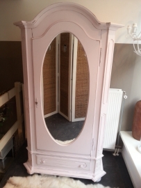 Linnenkast roze met een spiegeldeur