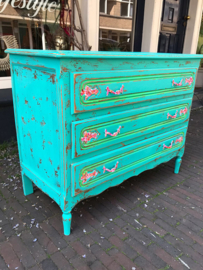 Turquoise handgeschilderde kast