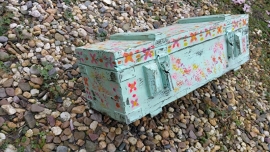 Hand -painted trunk mint