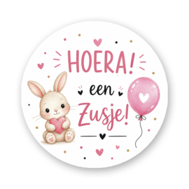 Sluitsticker Hoera een Zusje – Schattige sluitzegel met konijntje