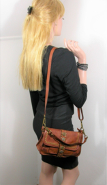 Vintage leren schoudertas / crossbody met decoratieve flap tan