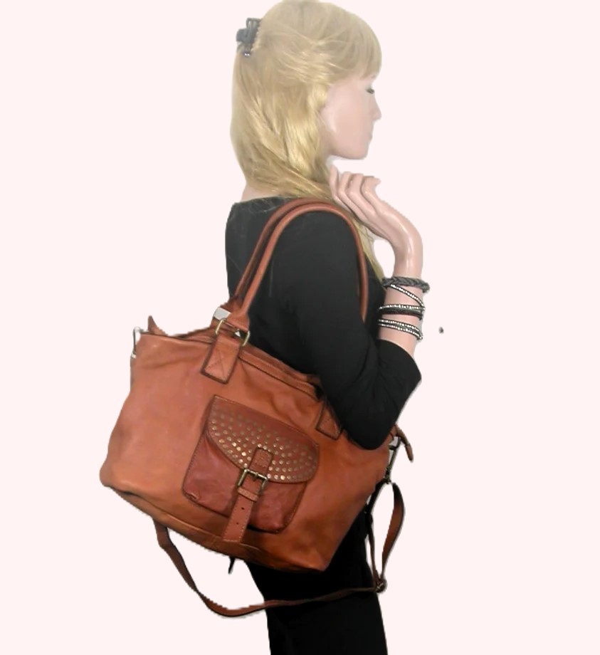 Vintage leren shopper tas met studs  op klepvak tan