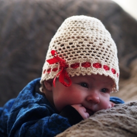 Bébienie met rood strikje