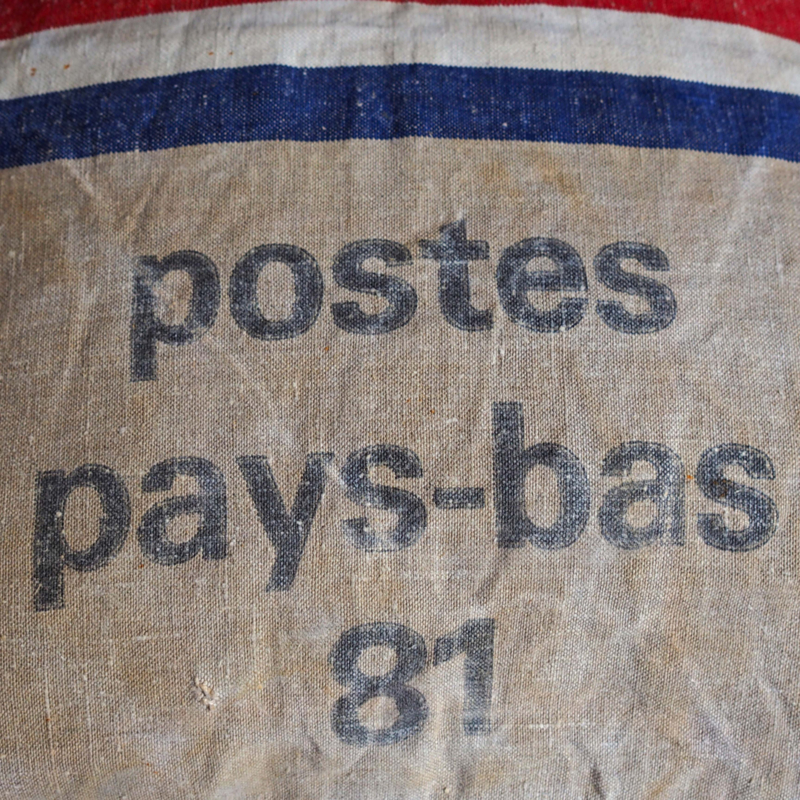 Kussenhoes van postzak '81 met vlag