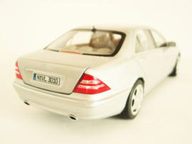 Mercedes Benz S600 (1998) zilverkleurig