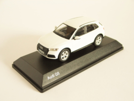 Audi Q5 (Ibis White)