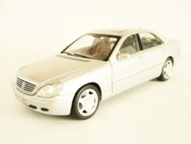 Mercedes Benz S600 (1998) zilverkleurig