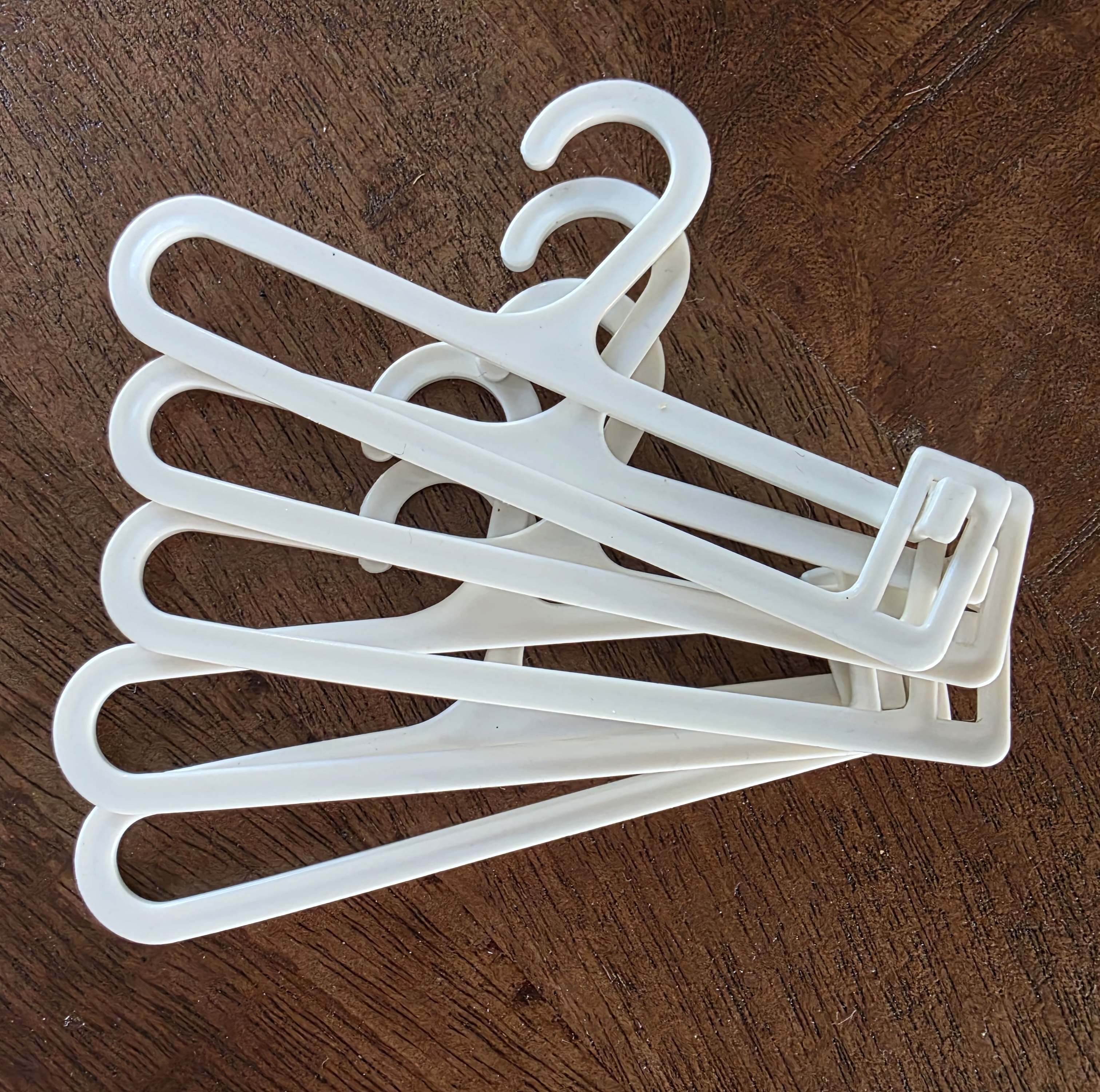 5 hangers voor Labubu kledingrek
