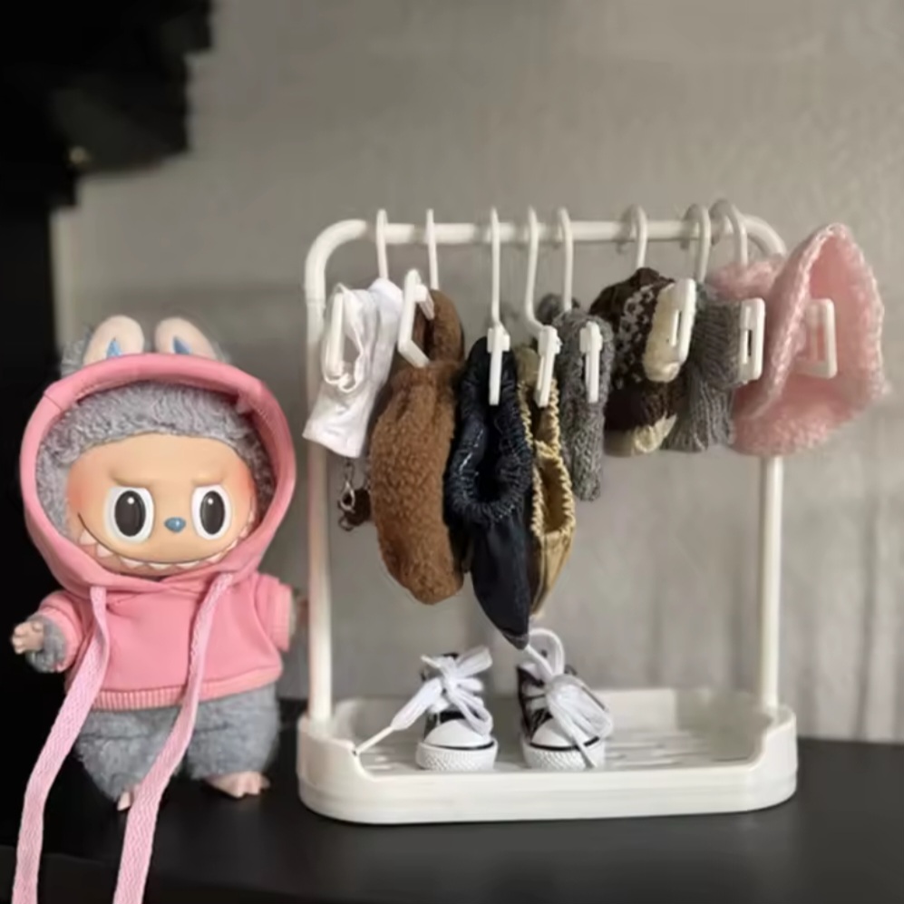 Labubu kledingrek met hangers