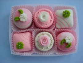 Petit fours roze-creme