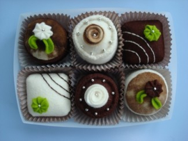 Petit fours bruin-creme