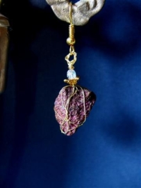 293 Pyriet stone with purple-red colors