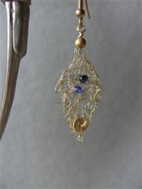 034  Gold wire, blue cristals E25,-