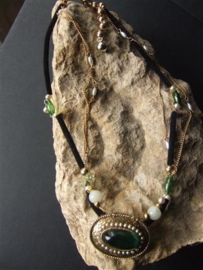 042 Green stone in vitage ornament, fresh water Pearls 