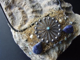 181 Knitted necklace with sodalite and goldplated wire 