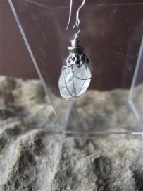 045 Almost clear stone, wrapped in silverplated wire E20,-