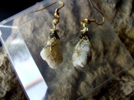 244 Interesting earring with quarts and gold wire E20,-