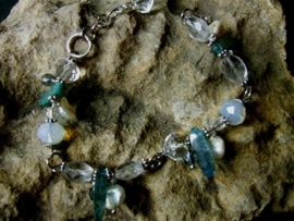 A107 Kyanite and pearls