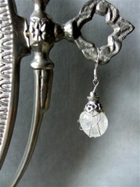 045 Almost clear stone, wrapped in silverplated wire E20,-