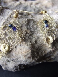 034  Gold wire, blue cristals E25,-