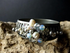 Metal bracelet with Opalite and Pearls