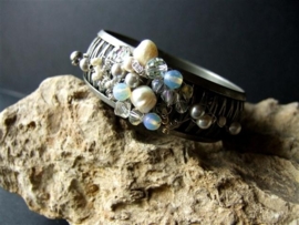 Metal bracelet with Opalite and Pearls