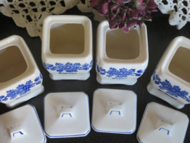 VERKOCHT Brocante aardewerk kruidenpotjes wit en blauw (4 stuks)