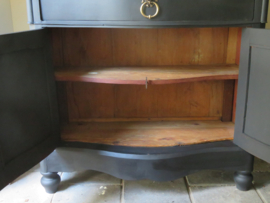 VERKOCHT Antieke zwarte Biedermeier penantkast meidenkast