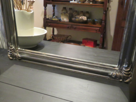 VERKOCHT Brocante spiegel in zwarte houten lijst - 105 x 74 cm