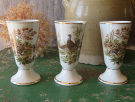 VERKOCHT Franse porseleinen koffiebekers op voet met wilddecor, Limoges, set van 3 stuks