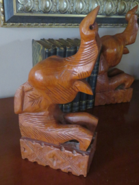 Oude houten boekensteunen olifant