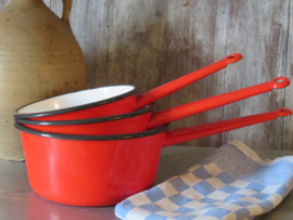 VERKOCHT Set van 3 rode emaille steelpannen