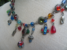 Vintage halsketting multicolour met steentjes en bedeltjes