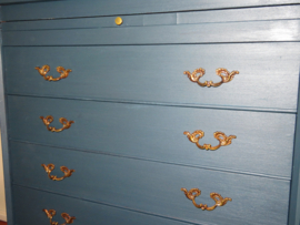 VERKOCHT Oude brocante blauwe ladekast met uitschuifbaar plateau
