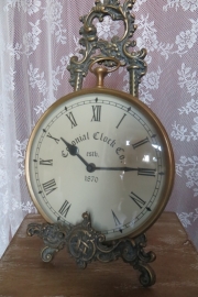 Wandklok Colonial Clock Co. est. 1870, messing kast