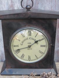 VERKOCHT Vintage metalen staande klok The Colonial Clock Co. - 30 cm