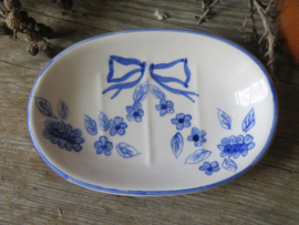 VERKOCHT Oud ovaal porseleinen zeepbakje wit / blauw handgeschilderd