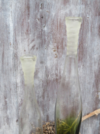 VERKOCHT Vintage set van 2 hoge smalle groene glazen vazen - 60 en 51 cm hoog