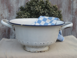 Brocante emaille vergiet op voet
