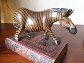 Afrikaans houten zebra beeld - handgemaakt en handgeschilderd