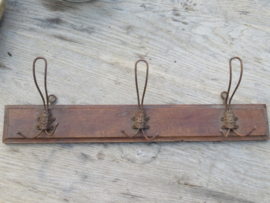 VERKOCHT Oude Franse houten kapstok met 3 draadhaken