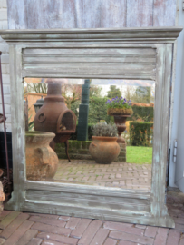 verkocht* Landelijk brocante spiegel in vergrijsde houten lijst, 92 x88 cm
