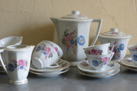 Oud Frans porseleinen koffieservies met decor van rozen en veldbloemen
