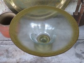 Oude Franse ronde glazen schaal op goudkleurige metalen voet