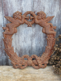 VERKOCHT Brocante gietijzeren wandornament met putti's