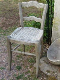 VERKOCHT Oud vergrijsd houten stoeltje met biezen zitting