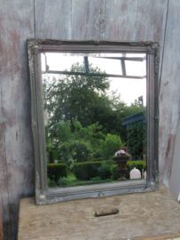 VERKOCHT Brocante oude spiegel in antracietgrijze barok lijst, 57x47cm