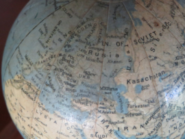 VERKOCHT Oude houten boekensteun met globe