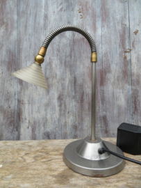 VERKOCHT Retro vintage metalen bureaulamp met glazen kap en 2-standen schakelaar